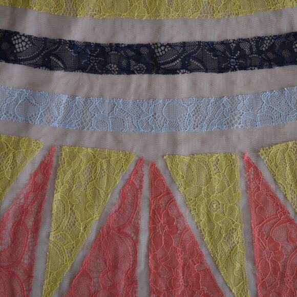 BCBGMAXAZRIA Women's Color-Block Lace-Appliqué Maxi Dress Size 2 - Picture 6 of 10